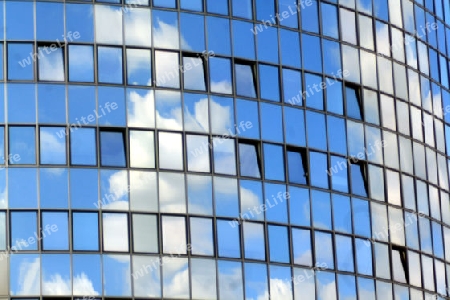 wolken spiegeln sich in einer glasfassade