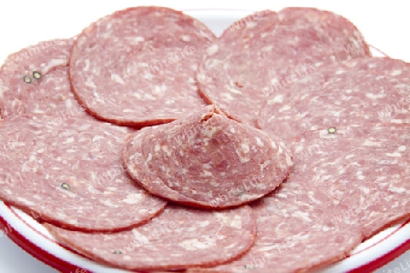 Salami auf Teller