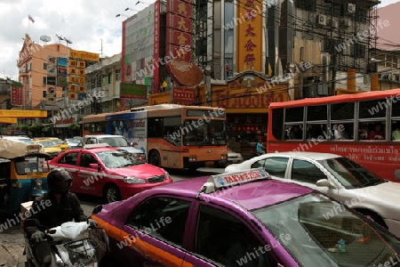 Die Charoen Krung Strasse im China Town von Bangkok der Hauptstadt von Thailand in Suedostasien.