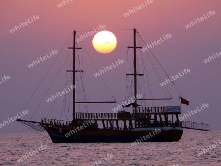 Schiff bei Sonnenuntergang