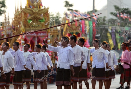 Eine traditionelle Tanz Gruppe zeigt sich an der Festparade beim Bun Bang Fai oder Rocket Festival in Yasothon im Isan im Nordosten von Thailand. 