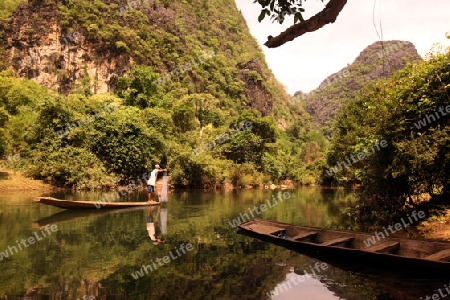 Ein Fischer in der Landschaft am Nam Don oder Don River beim Dorf Tha Falang von Tham Pa Fa unweit der Stadt Tha Khaek in zentral Laos an der Grenze zu Thailand in Suedostasien.