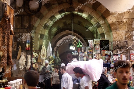 Eine Gasse mit Geschaeften im Souq in der Altstadt der Syrischen Hauptstadt Damaskus