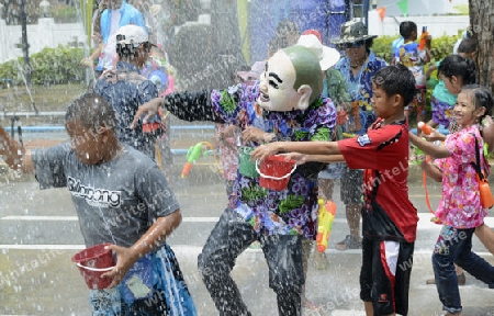 Das Songkran Fest oder Wasserfest zum Thailaendischen Neujahr ist im vollem Gange in Ayutthaya noerdlich von Bangkok in Thailand in Suedostasien.  