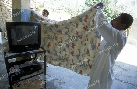 Eine Familie mit einem Fernseher bei Abu Kamal an der Grenze zu Irak im Osten von Syrien.