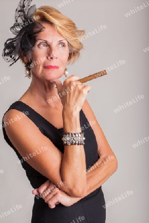 Elegante Frau mit einer Zigarre