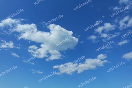 Weiße Wolken am blauen Himmel