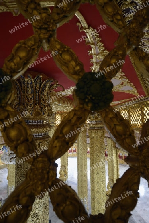 Der Grosse Tempel oder Chedi Phra Maha Chedi Chai Mongkhon auf einem Huegel bei Roi Et in der Provinz Roi Et nordwestlich von Ubon Ratchathani im nordosten von Thailand in Suedostasien.