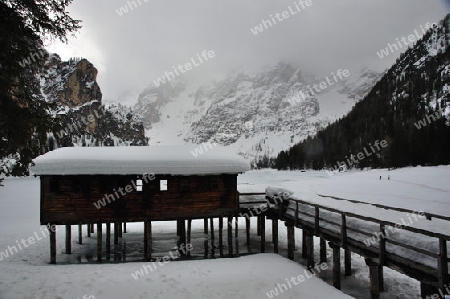 Eisig wilder Bergsee