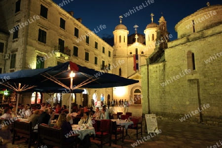 Die Altstadt von Kotor mit dem Waffenplatz in der inneren Bucht von Kotor in Montenegro im Balkan am Mittelmeer in Europa.