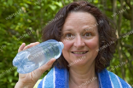 Frau mit Wasserflasche- Outddor