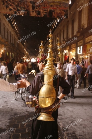 Asien, Naher Osten, Syrien, Damaskus,    Ein Wassertraeger in einer Gasse im Souq und Altstadt von Damaskus in der Hauptstadt von Syrien. 