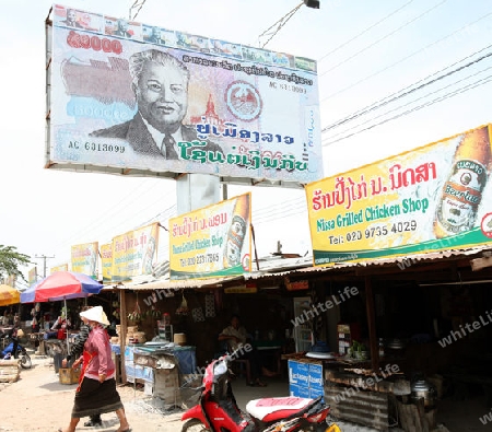 Der Busstop mit vielen Restaurants im Dorf Seno oder Xeno in zentral Laos an der Grenze zu Thailand in Suedostasien.