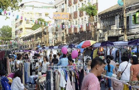 Der Markt bei einem Fest beim Santichaiprakan Park am Mae Nam Chao Phraya in der Hauptstadt Bangkok von Thailand in Suedostasien.