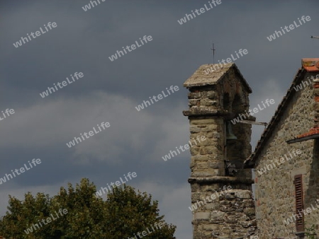 Alter Kirchturm vor dem Unwetter