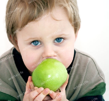 Kind mit Apfel