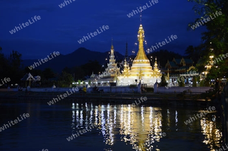 Der Tempel Wat Jong Kham und Jong Klang am See Nong Jong Kham im Dorf Mae Hong Son im norden von Thailand in Suedostasien.