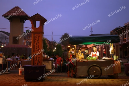 Das Altstadt Zentrum mit dem Nachtmarkt Platz am Grenzfluss Mekong River in der Stadt Tha Khaek in zentral Laos an der Grenze zu Thailand in Suedostasien.