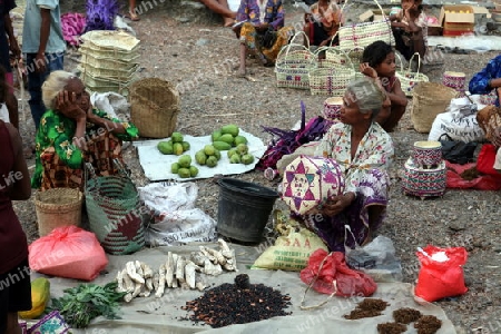 Der Wochenmarkt bei Manatuto an der Nordkueste von Ost Timor auf der in zwei getrennten Insel Timor in Asien.  