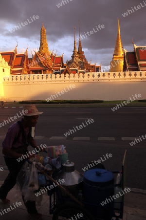 Das Tempelgelaende in der Abendstimmung mit dem Wat Phra Keo beim Koenigspalast im Historischen Zentrum der Hauptstadt Bangkok in Thailand. 