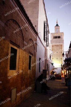 Afrika, Nordafrika, Tunesien, Tunis
Die Grosse Moschee Zaytouna mit einer Marktgasse in der Medina oder  Altstadt der Tunesischen Hauptstadt Tunis. 






