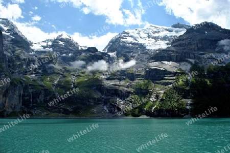 Schweizer Alpen mit Bergsee