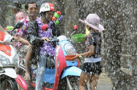 Das Songkran Fest oder Wasserfest zum Thailaendischen Neujahr ist im vollem Gange in Ayutthaya noerdlich von Bangkok in Thailand in Suedostasien.  