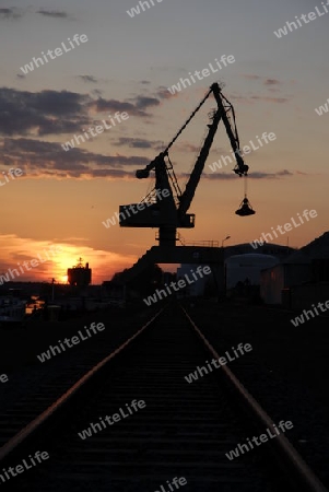 Ladekran im Hafen beim Sonnenuntergang