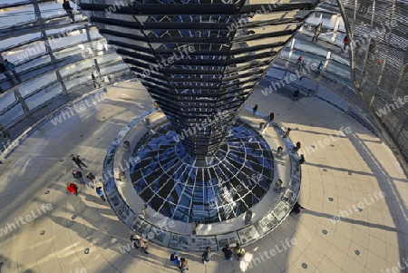 Innenraum mit verspiegelter Mittels?ule der Reichstagskuppel, Reichstag Berlin, Architekt Sir Norman Foster, Berlin, Deutschland, Europa