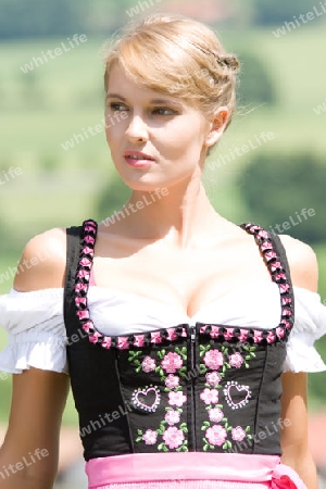 Bayerische junge Frau in Tracht 