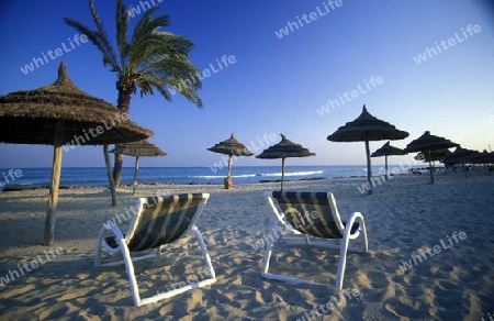 Ein Sandstrand auf der Insel Jierba im Sueden von Tunesien in Nordafrika.