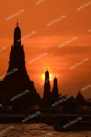 Die Tempelanlage des Wat Arun am Mae Nam Chao Phraya River in der Hauptstadt Bangkok von Thailand in Suedostasien.