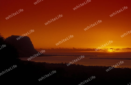 Ein Sandstrand an der Westkueste von Mauritius im Indischen Ozean. 