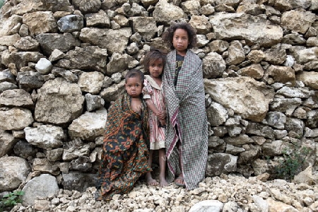 Zwei Maedchen in einem Bauerndorf beim Bergdorf Maubisse suedlich von Dili in Ost Timor auf der in zwei getrennten Insel Timor in Asien.