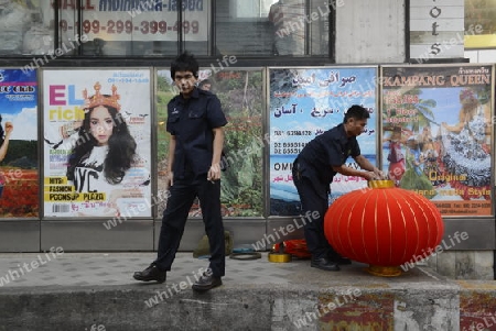 Chinesische Laternen werden montiert im Stadtgebiet um Pratunam im Zentrum der Hauptstadt Bangkok von Thailand in Suedostasien.