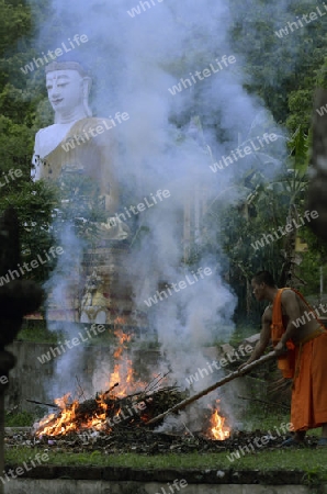 Der untere Teil des Tempel Wat Phra That Doi Kong Mu ueber dem Dorf Mae Hong Son im norden von Thailand in Suedostasien.