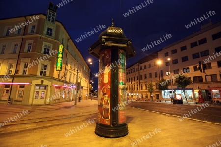 Eine Plakatseule in der Altstadt von Bratislava der Hauptstadt an der Donau in  der Slowakei in Osteuropa.  