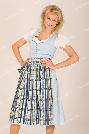 Bayerische  Sch?nheit in Tracht 