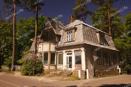 EUROPA, OSTEUROPA, BALTIKUM, LETTLAND, OSTSEE, JURMALA, HOLZHAUS, WALD, 