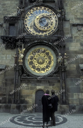 Die Astronomische Uhr auf dem Old Town Square in der Altstadt von Prag der Hauptstadt der Tschechischen Republik.  