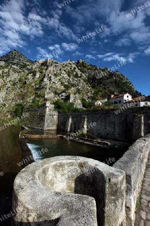 Die Berglandschaft mit der Stadtmauer von Kotor  in der inneren Bucht von Kotor am Mittelmeer  in Montenegro in Europa.  