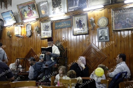 Der Geschichtenerzaehler Abu Shady im Cafe An Nafura im Souq oder Markt in der Altstadt und Hauptstadt von Syrien und Grossstadt von Damaskus in der uebersicht, Syrien 