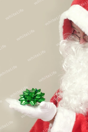 Nikolaus mit Geschenkschleife auf hellem Hintergrund