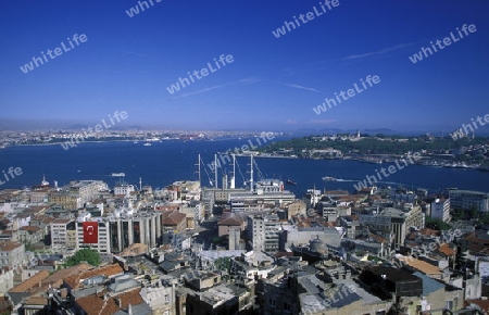 Die Skyline von Galatasaray auf den Bosphorus in Istanbul in der Tuerkey.