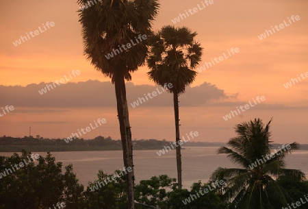 Die Landschaft des Grenzfluss Mekong River in Stadt Tha Khaek in zentral Laos an der Grenze zu Thailand in Suedostasien.