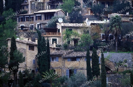 Das Bauerndorf Deia oder Deya mit den alten traditionellen Steinhaeusern im Februar 2005 im nord-westen der Insel Mallorca einer der Balearen Inseln im Mittelmeer. 