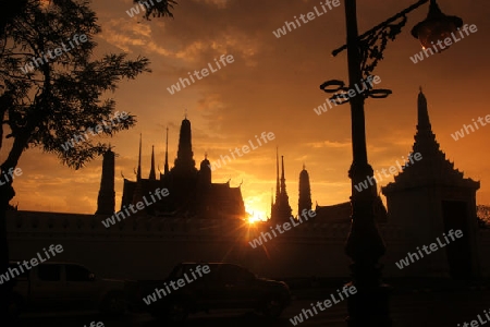 Das Tempelgelaende in der Abendstimmung mit dem Wat Phra Keo beim Koenigspalast im Historischen Zentrum der Hauptstadt Bangkok in Thailand. 