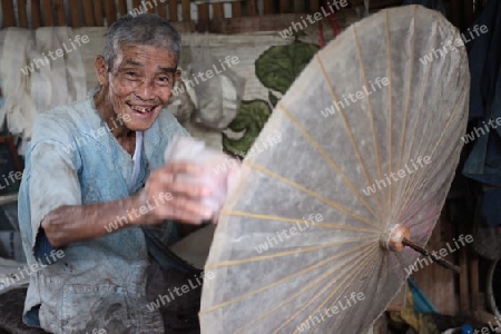 Die traditionelle Papierschirm Produktion in Chiang Mai im  Norden von Thailand. 