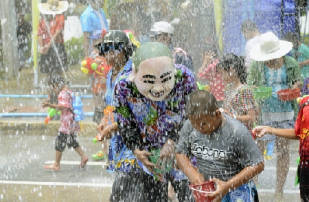 Das Songkran Fest oder Wasserfest zum Thailaendischen Neujahr ist im vollem Gange in Ayutthaya noerdlich von Bangkok in Thailand in Suedostasien.  