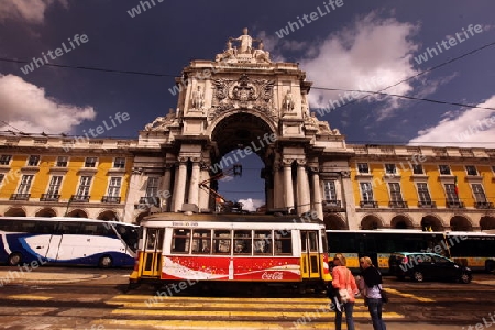 Ein Tram auf dem Praca do Comercio in der Innenstadt der Hauptstadt Lissabon in Portugal.     